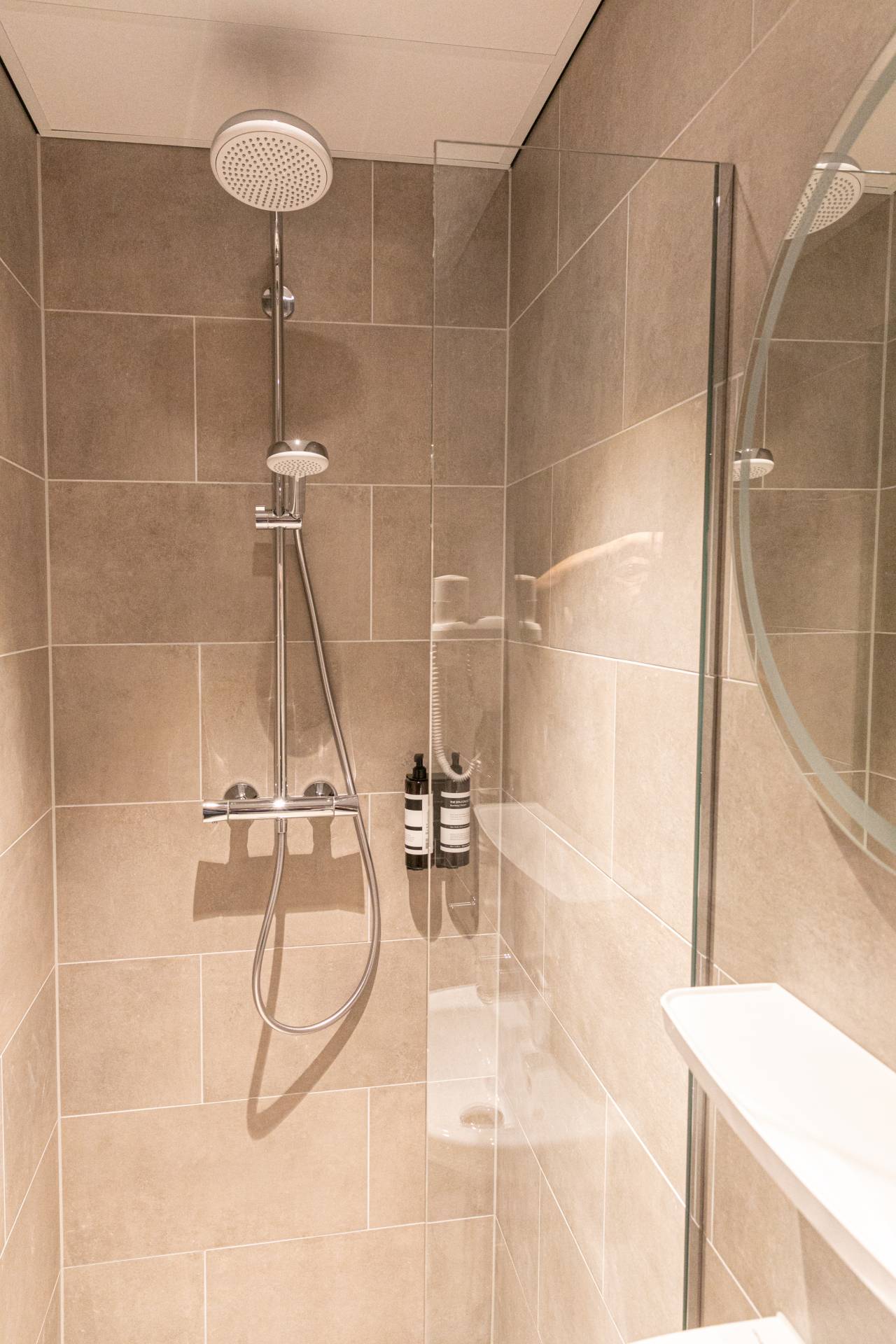 Grote kamer met twee bedden - douche